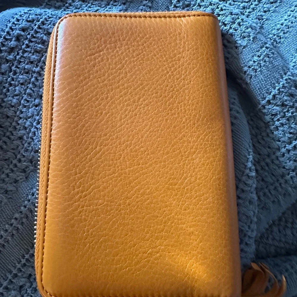 Gucci Tan Leather Zip Wallet with Embossed GG - Picture 4 of 5